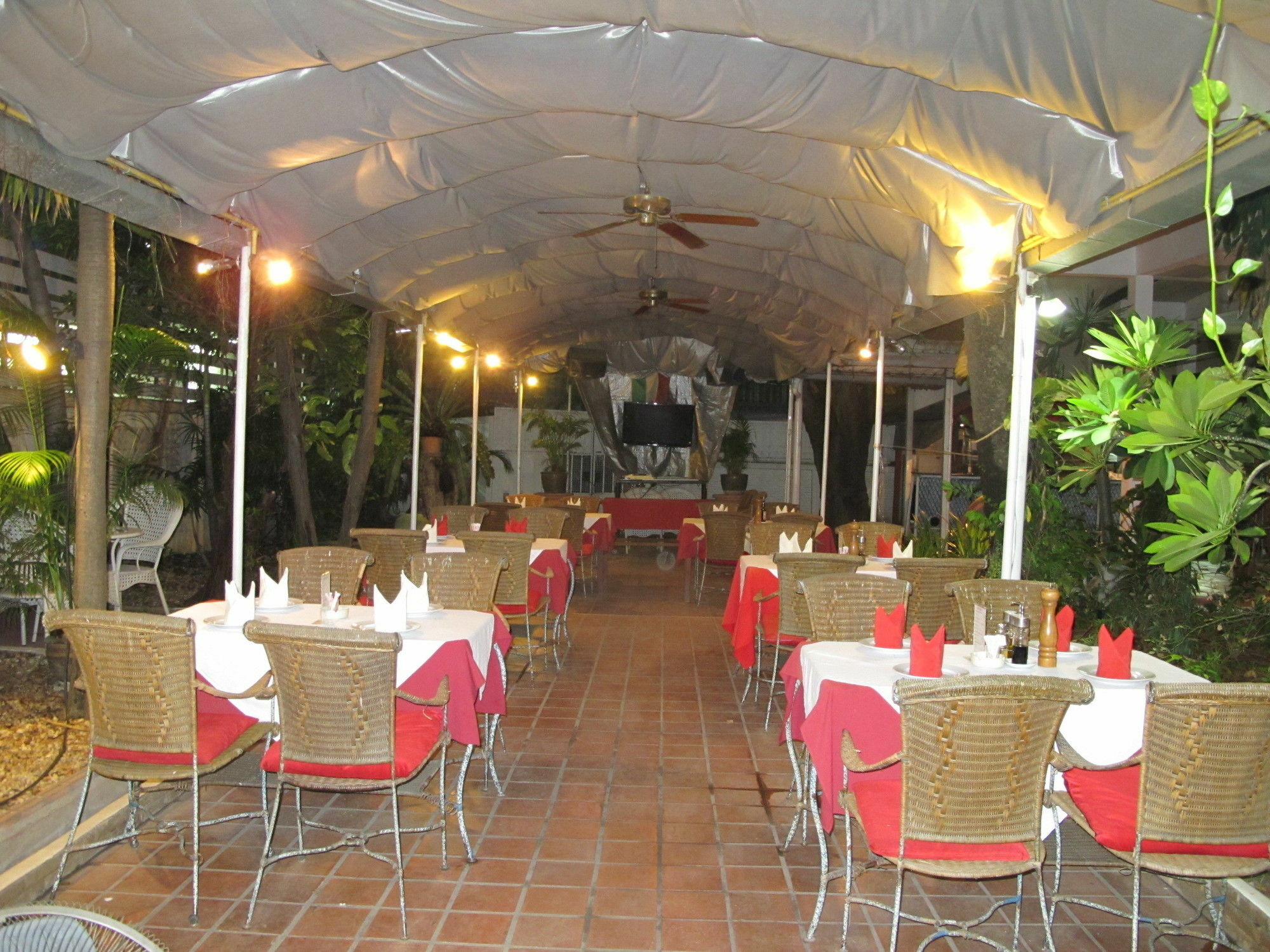 Valentino Restaurant & Guesthouse Pattaya Eksteriør billede